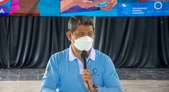 Tasikmalaya - Dinas Kesehatan Kota Tasikmalaya mengadakan kegiatan penyuluhan Diabetes dengan tema “Cegah dengan cerdik, kelola dengan patuh” dalam rangka memperingati Hari Diabetes Sedunia. Kegiatan ini dilaksanakan di Saung Gunung Jati (SGJ) Kota Tasikmalaya dan dihadiri oleh beberapa pihak, diantaranya Dinas Kesehatan Kota Tasikmalaya, IDI Kota Tasikmalaya, Pengelola PPTM dari Puskesmas Kota Tasikmalaya, Masyarakat Penyandang Diabetes Melitus, dan beberapa tamu lainnya.16/11/21 Diwakili oleh Kabid P2P (Asep Hendra Hendriana),Kepala Dinas Kesehatan Kota Tasikmalaya dalam sambutannya menyampaikan harapan bahwa masyarakat dapat menyadari dan melakukan pengendalian dini terhadap penyakit diabetes dengan cerdik dan patuh menjga kesehatan diri sembari berkonsultasi langsung dengan para ahli yang hadir di kegiatan pada hari ini.