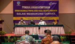 Bertempat di Hotel Grand Metro, Dinas Kesehatan Kota Tasikmalaya menggelar kegiatan Penggalangan Kemitraan Dengan Organisasi Profesi, Dunia Usaha, Institusi Pendidikan dalam mendukung Germas. Kegiatan yang dilaksanakan pada 4 November 2021 ini turut dihadiri oleh Asisten Pemerintahan dan Kesejahteraan Rakyat Sekretariat Daerah Kota Tasikmalaya, Bapelitbangda Kota Tasikmalaya, Perwakilan Organisasi profesi, Institusi pendidikan dan dunia usaha, serta tamu undangan lainnya. Kegiatan Penggalangan Kemitraan ini bertujuan dalam membangun kerjasama di bidang Pola Hidup Bersih dan Sehat dengan diiringi dukungan dari semua pemangku kepentingan baik pemerintah Kota Tasikmalaya, Organisasi Profesi, Dunia Usaha, Lembaga serta Institusi Pendidikan. Asisten Pemerintahan dan Kesejahteraan Rakyat Sekretariat Daerah Kota Tasikmalaya, Drs. H. Undang Hendiana menyampaikan bahwa untuk meningkatkan indeks pembangunan perlu dukungan masyarakat secara luas karena menjadi hal dasar terutama mendukung Germas.