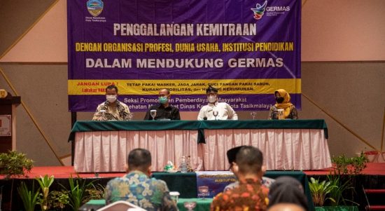 Bertempat di Hotel Grand Metro, Dinas Kesehatan Kota Tasikmalaya menggelar kegiatan Penggalangan Kemitraan Dengan Organisasi Profesi, Dunia Usaha, Institusi Pendidikan dalam mendukung Germas. Kegiatan yang dilaksanakan pada 4 November 2021 ini turut dihadiri oleh Asisten Pemerintahan dan Kesejahteraan Rakyat Sekretariat Daerah Kota Tasikmalaya, Bapelitbangda Kota Tasikmalaya, Perwakilan Organisasi profesi, Institusi pendidikan dan dunia usaha, serta tamu undangan lainnya. Kegiatan Penggalangan Kemitraan ini bertujuan dalam membangun kerjasama di bidang Pola Hidup Bersih dan Sehat dengan diiringi dukungan dari semua pemangku kepentingan baik pemerintah Kota Tasikmalaya, Organisasi Profesi, Dunia Usaha, Lembaga serta Institusi Pendidikan. Asisten Pemerintahan dan Kesejahteraan Rakyat Sekretariat Daerah Kota Tasikmalaya, Drs. H. Undang Hendiana menyampaikan bahwa untuk meningkatkan indeks pembangunan perlu dukungan masyarakat secara luas karena menjadi hal dasar terutama mendukung Germas.
