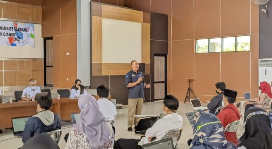 Sekdis Pendidikan Kabupaten Ciamis, Endang Kuswana Membuka Acara Sosialisasi Pengelolaan Website Sekolah