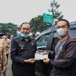 Tujuan dari kegiatan ini adalah untuk memastikan bahwa kendaraan yang ada di Kota Cimahi telah memenuhi standar baku mutu emisi sehingga dapat mencegah pencemaran udara di Kota Cimahi. Hal ini juga dalam dilaksanakan dalam mewujudkan Kota Cimahi menjadi Kota Ramah Lingkungan. “Dengan uji emisi kita dapat mengetahui tingkat polusi di perkotaan, di Kota Cimahi… Alhamdulillah masih banyak kendaraan yang lulus uji emisi,” ungkap Ngatiyana selepas meninjau dan memantau langsung pelaksanaan uji emisi Uji emisi dilakukan untuk mengetahui kondisi kendaraan dengan mengecek emisi atau gas mesin yang dibuang ke udara. Emisi atau gas buang kendaraan adalah sisa pembakaran di ruang mesin, yang akan keluar melalui exhaust system atau knalpot. Gas buang sisa pembakaran ini sangat berbahaya karena mengandung cukup banyak zat beracun, diantaranya karbon monoksida, karbon dioksida, nitrogen oksida dan hidrokarbon. Oleh karenanya setiap kendaraan perlu melakukan uji emisi untuk mengetahui tingkat efisiensi pembakaran dalam mesin. Pengujian ini perlu dilakukan karena memberikan dampak besar bagi lingkungan hidup maupun kondisi kendaraan itu sendiri. (Dewi)