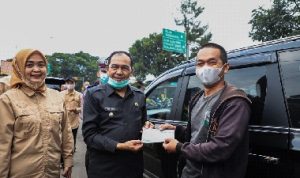 Tujuan dari kegiatan ini adalah untuk memastikan bahwa kendaraan yang ada di Kota Cimahi telah memenuhi standar baku mutu emisi sehingga dapat mencegah pencemaran udara di Kota Cimahi. Hal ini juga dalam dilaksanakan dalam mewujudkan Kota Cimahi menjadi Kota Ramah Lingkungan. “Dengan uji emisi kita dapat mengetahui tingkat polusi di perkotaan, di Kota Cimahi… Alhamdulillah masih banyak kendaraan yang lulus uji emisi,” ungkap Ngatiyana selepas meninjau dan memantau langsung pelaksanaan uji emisi Uji emisi dilakukan untuk mengetahui kondisi kendaraan dengan mengecek emisi atau gas mesin yang dibuang ke udara. Emisi atau gas buang kendaraan adalah sisa pembakaran di ruang mesin, yang akan keluar melalui exhaust system atau knalpot. Gas buang sisa pembakaran ini sangat berbahaya karena mengandung cukup banyak zat beracun, diantaranya karbon monoksida, karbon dioksida, nitrogen oksida dan hidrokarbon. Oleh karenanya setiap kendaraan perlu melakukan uji emisi untuk mengetahui tingkat efisiensi pembakaran dalam mesin. Pengujian ini perlu dilakukan karena memberikan dampak besar bagi lingkungan hidup maupun kondisi kendaraan itu sendiri. (Dewi)