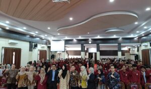 Lisda Hendrajoni Anggota DPR RI Serahkan KIP-Kuliah di Universitas Muhammadiyah Sumbar