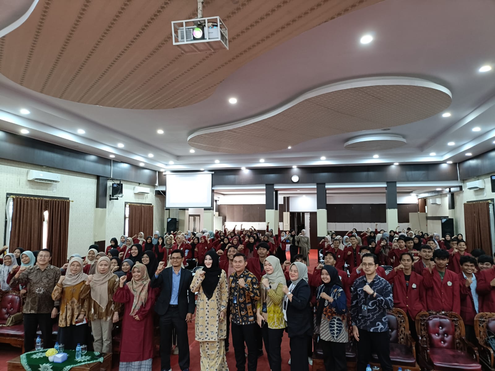 Lisda Hendrajoni Anggota DPR RI Serahkan KIP-Kuliah di Universitas Muhammadiyah Sumbar