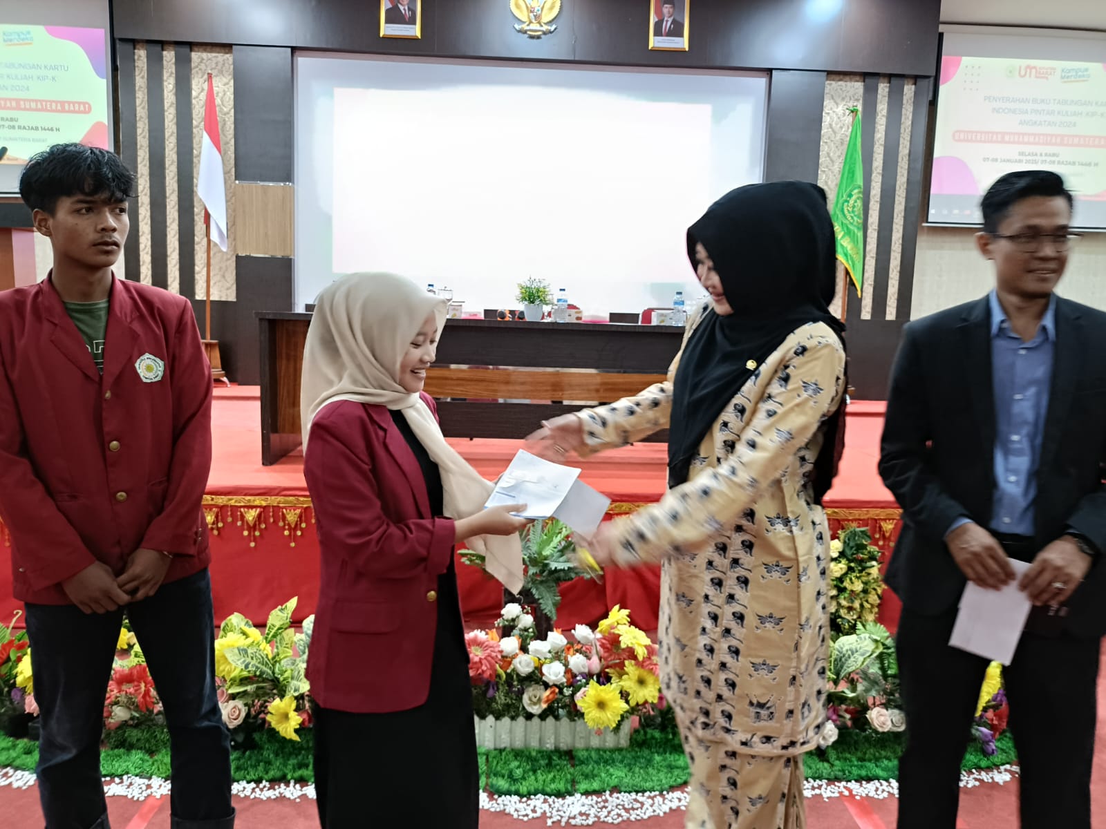 Lisda Hendrajoni Anggota DPR RI Serahkan KIP-Kuliah di Universitas Muhammadiyah Sumbar